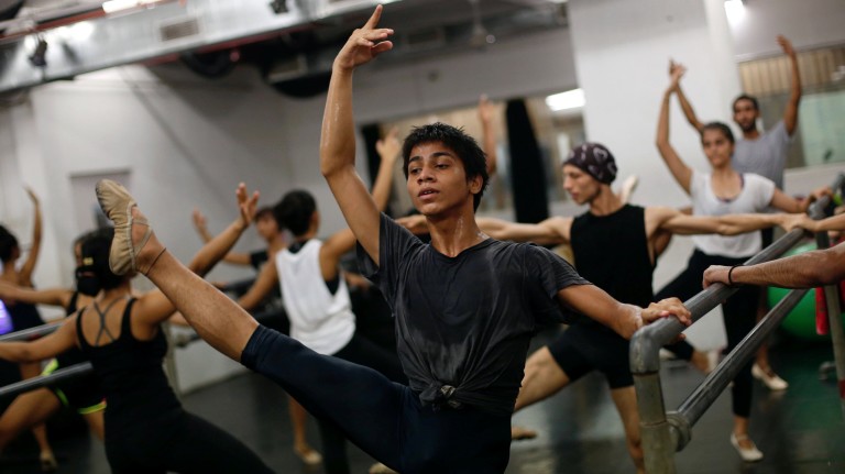 Amiruddin Shah, 16, participa de uma sessão de treino em uma academia de dança em Mumbai