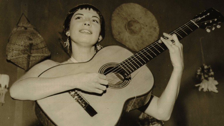 Inezita Barroso durante apresentação da Rádio Record, 24.02.1956 (Foto: Acervo UH/Folhapress)
