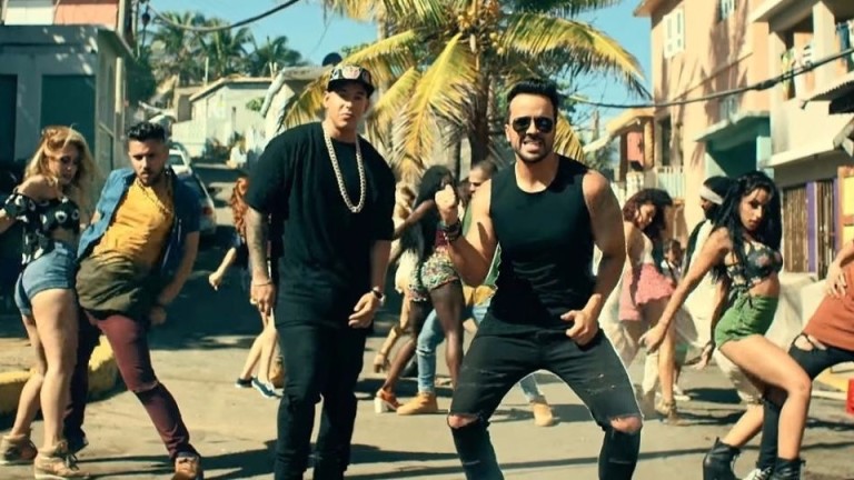 Luis Fonsie e Daddy Yankee em cena do clipe "Despacito"