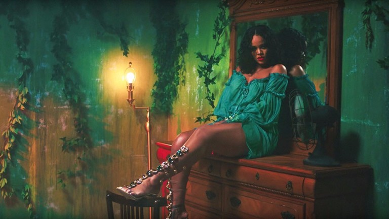 A cantora Rihanna com a sandália no clipe "Wild Thoughts" 