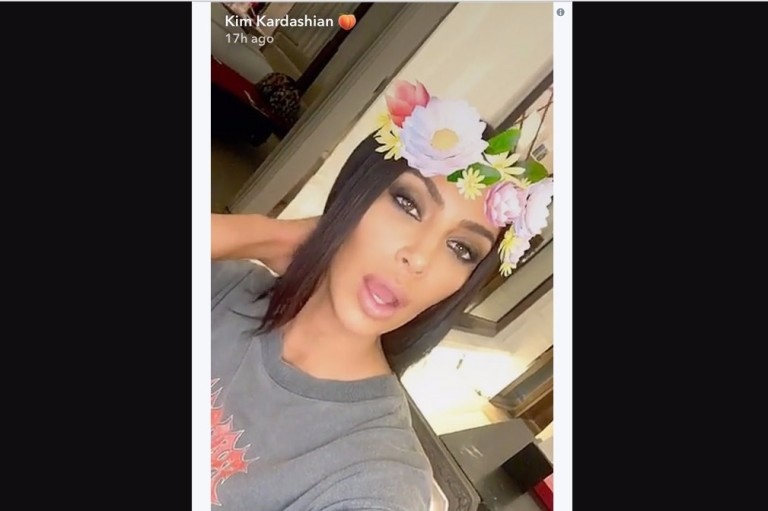 Momento do vídeo publicado por Kim Kardashian em que aparece na mesa atrás dela algo que internautas identificaram como cocaína 