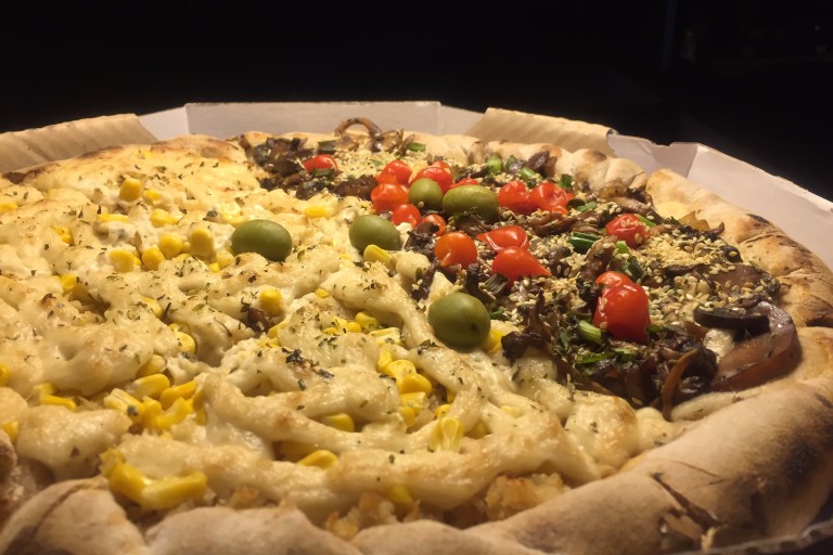 Pizza servida no novo Pop Vegan Food, restaurante vegano na região da Augusta