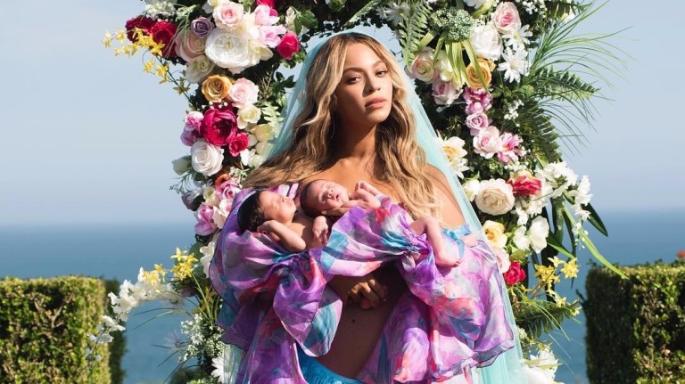 A cantora Beyoncé divulga primeira foto com seus filhos gêmeos