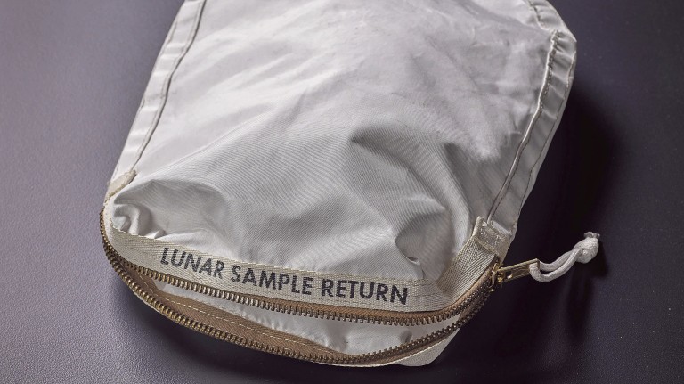 A bolsa usada pelo astronauta norte-americano Neil Armstrong
