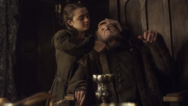 Arya (Maisie Williams), que retorna a Westeros para matar Walder Frey, responsável pela chacina dos Starks no Casamento Vermelho