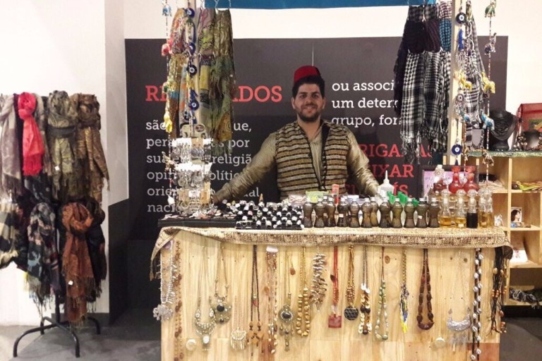 Acessórios são vendidos em feira com artesanato feito por refugiados