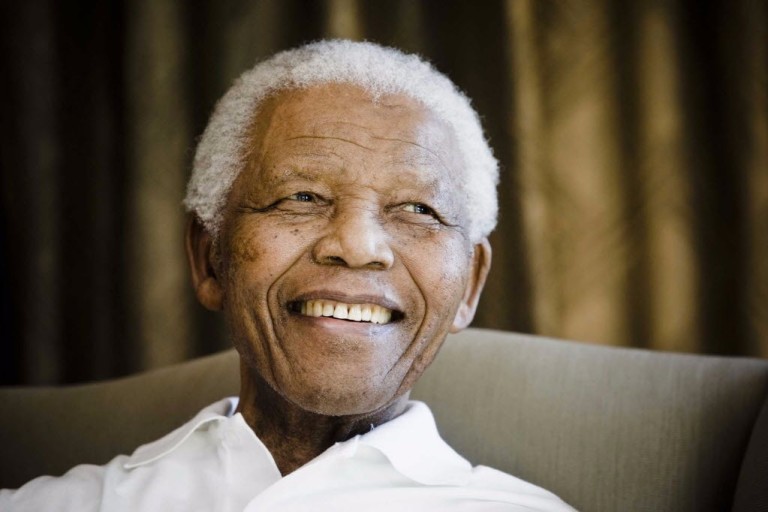 Legenda: O ex-presidente da África do Sul, Nelson Mandela, em Johannesburgo (África do Sul). *** FILE - In this Tuesday, June 2, 2009 file photo, former South African President Nelson Mandela reacts a