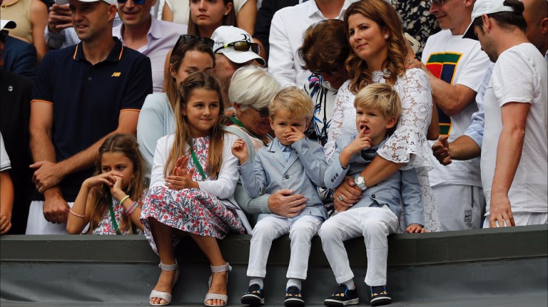 Filhos gêmeos de Roger Federer estavam vestidos iguais em Wimbledon