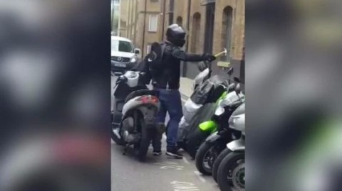 Criminosos têm usados scooters para efetuar assaltos em Londres 
