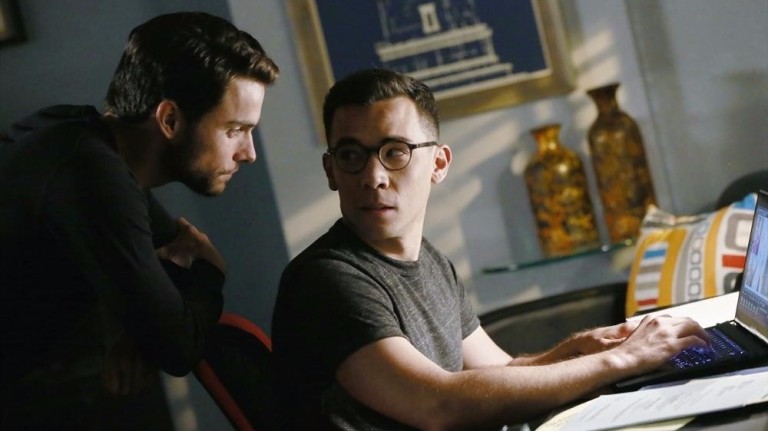 O casal gay interpretado por Connor (Jack Falahee) e Oliver (Conrad Ricamora), de óculos