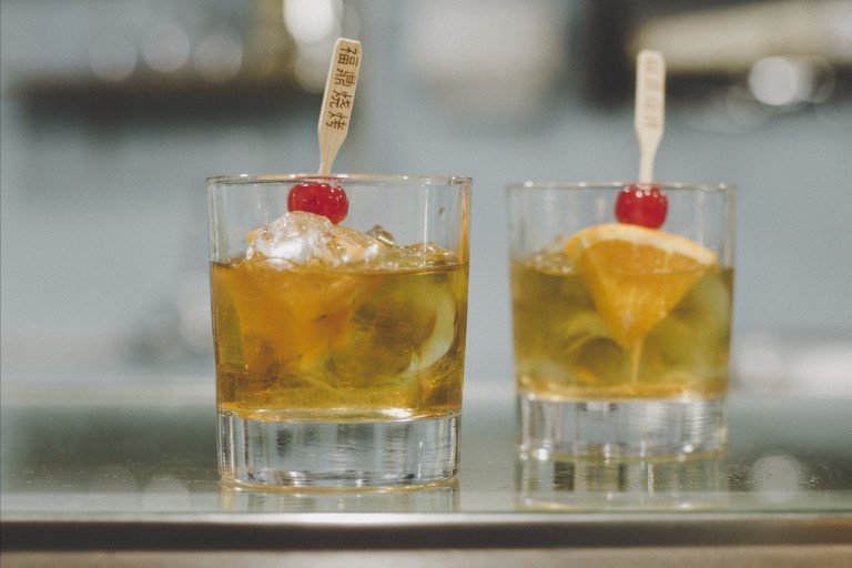 Old fashioned feito com rum servido na Peixaria Mitsugi, na Liberdade