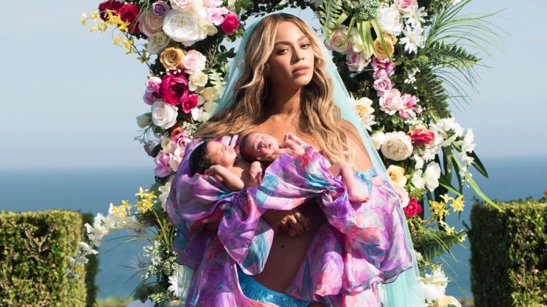 A cantora Beyoncé divulga primeira foto com seus filhos gêmeos 