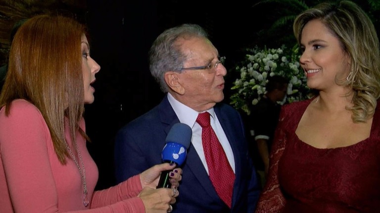 O apresentador Carlos Alberto de Nóbrega com a namorada Renata Domingues