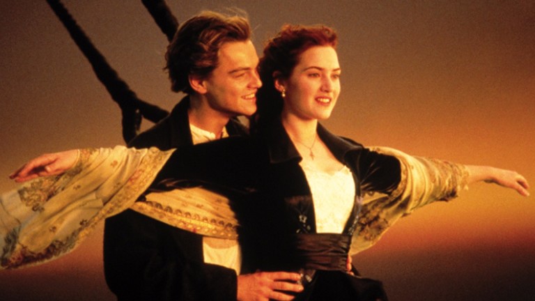 Kate Winslet e Leonardo DiCaprio em cena famosa do filme 'Titanic'