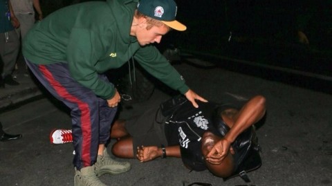 O cantor Justin Bieber socorre fotógrafo após atropelá-lo