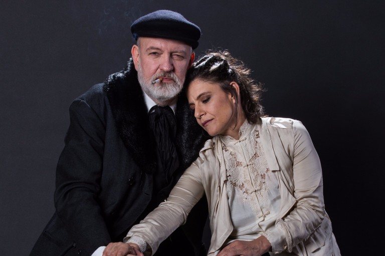 Os atores Luciano Chirolli e Georgette Fadel na peça "A Plenos Pulmões" *** ****