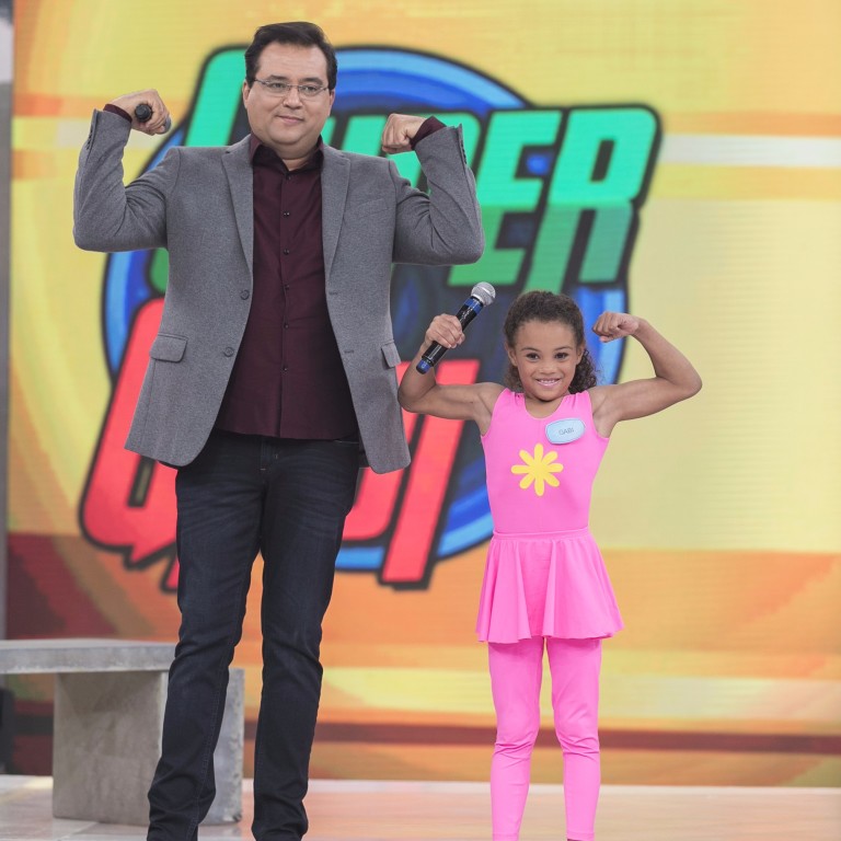 O apresentador Geraldo Luís ao lado de Gabriela, conhecida como Super Gabi