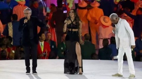 Na abertura dos Jogos Olímpicos do Rio, Anitta cantou ao lado de Gilberto Gil e Caetano Veloso
