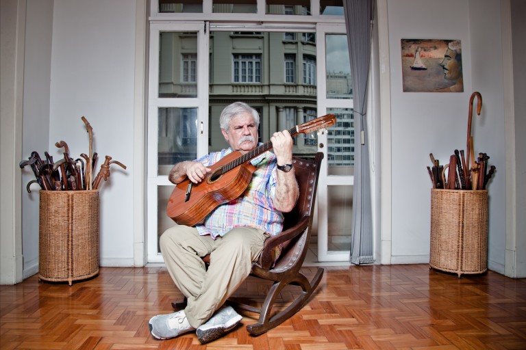 RIO DE JANEIRO, RJ, BRASIL, 21-03-2014, 17:00: Música: Dori Caymmi, cantor, compositor e violonista toca violão em sua casa, no Rio de Janeiro (RJ). Ele está lancando o CD "Setenta Anos", alusão á