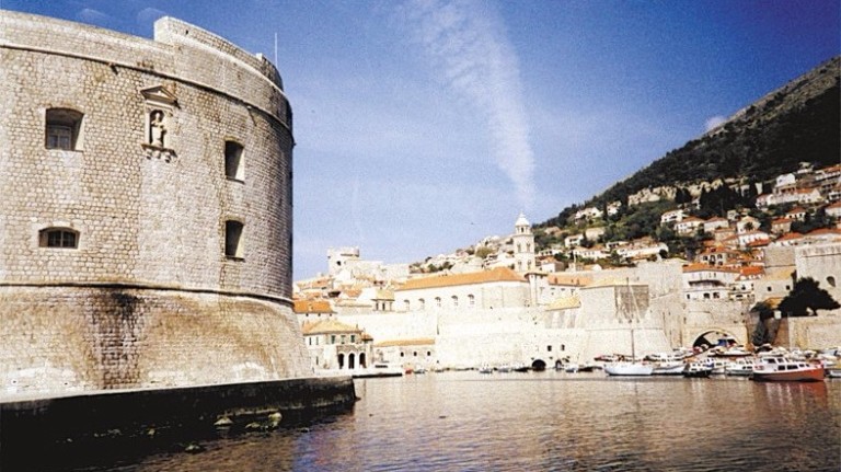 Marina na cidade de Dubrovnik, também chamada de "Pérola do Adriático" na costa da Dalmácia