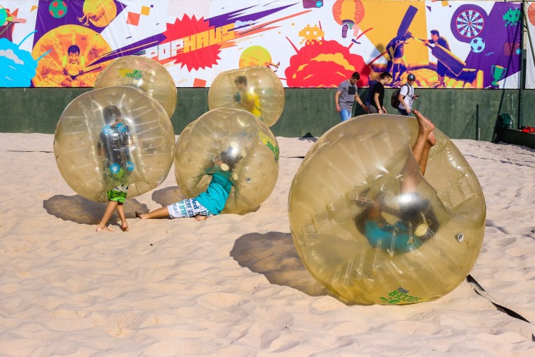 Público joga Bubble Soccer, também conhecido como "Futebolha", no parque PopHaus, em Santo Amaro *** ****