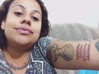 Charlize Mayla exibe sua nova tatuagem, o 'gemidão do WhatsApp'