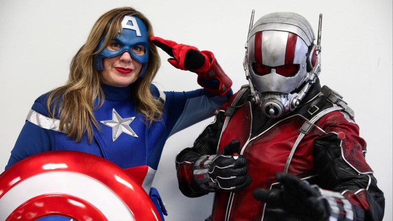 Pessoas se vestem como super-heróis da Marvel na London Film & Comic Con, em julho de 2017