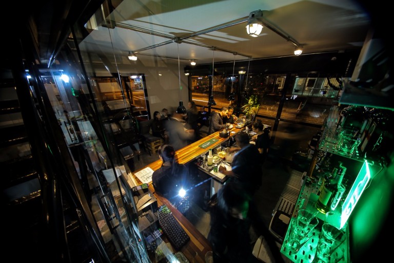 Ambiente do novo bar Degrau, em Santana