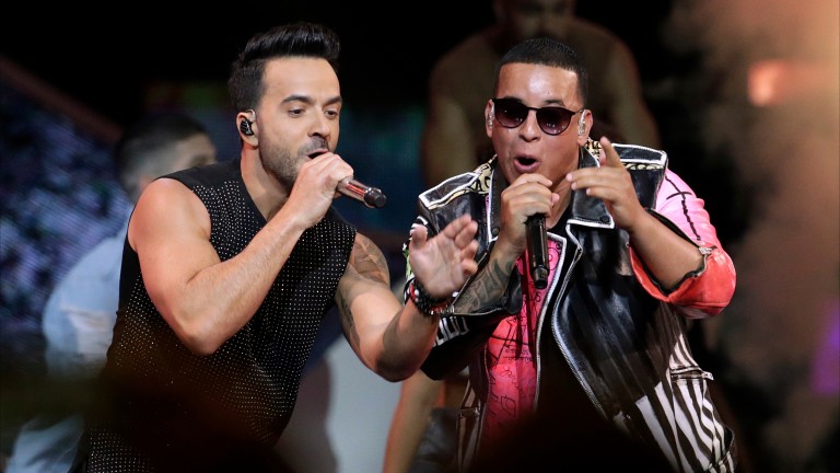Luis Fonsi e Daddy Yankee durante show do prêmio no Latin Billboard Awards