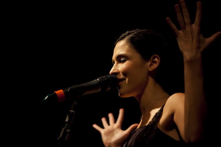 A cantora Marina de La Riva interpreta marcos da carreira de Maria Bethânia
