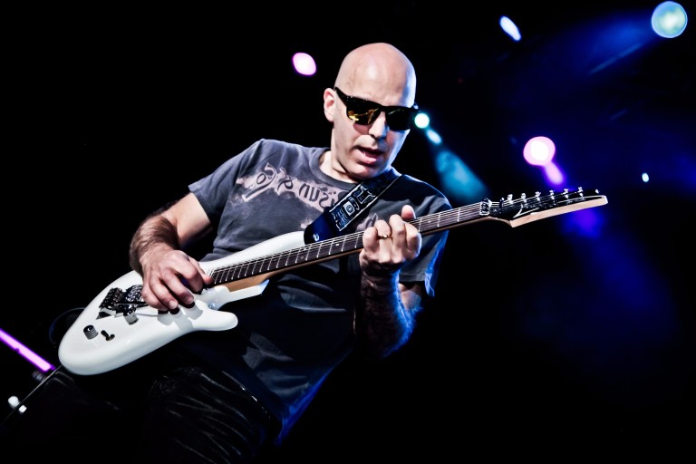 O guitarrista Joe Satriani se apresenta no Ibirapuera neste domingo  *** ****
