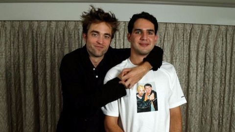 Pattinson e o diretor Ben Safdie posam em Los Angeles em evento de Good Time 