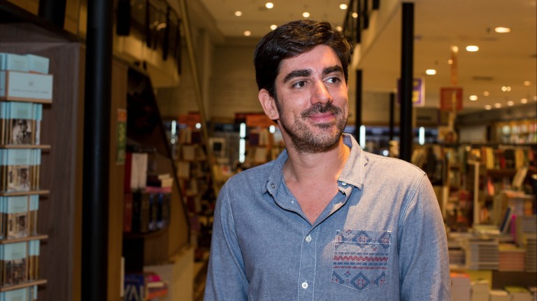 O ator Marcelo Adnet durante sessão de autógrafos do livro "Tá no Ar" em São Paulo