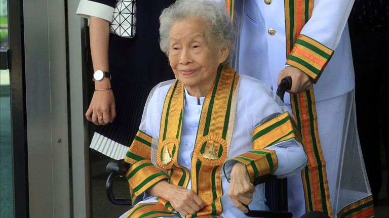 A tailandesa Kimlan Jinakul, 91, recebeu, nesta quarta (9), seu primeiro diploma universitário. Ela foi a mulher mais velha a se formar.  