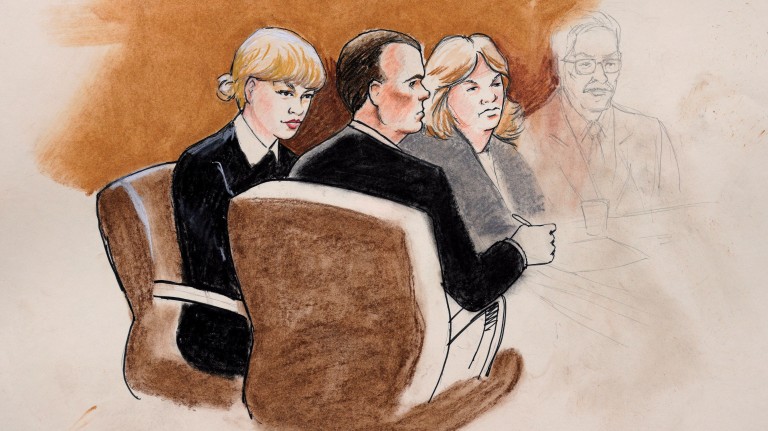 Desenho de Taylor Swift e seus advogados no tribunal federal de Denver, durante julgamento de agressão sexual 