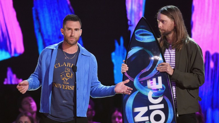 Adam Levine e James Valentine of Maroon 5 receberam o "Prêmio da Década"  no Teen Choice Award de 2017
