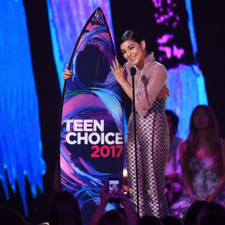 Vanessa Hudgens recebeu o prêmio inédito "#SeeHer" na premiação "Teen Choice Award" em 2017