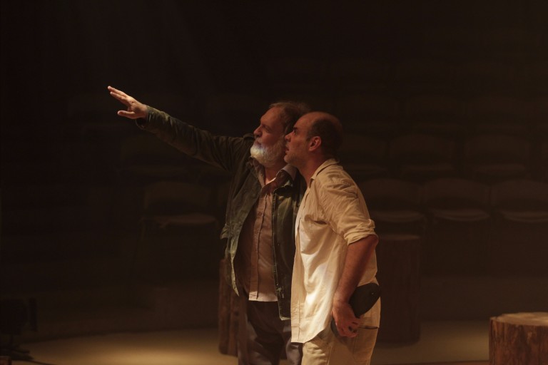 Luciano Chirolli e Marat Descartes em cena do espetáculo "Ponto Morto"