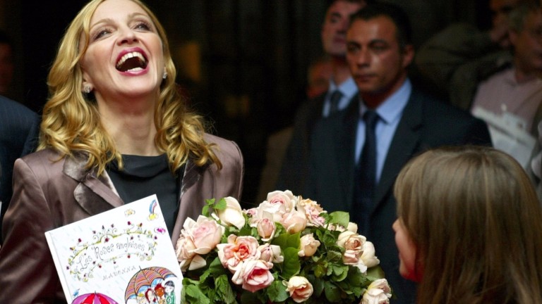 Madonna, durante o lançamento de seu livro infantil "The English Roses", em Paris (França)
