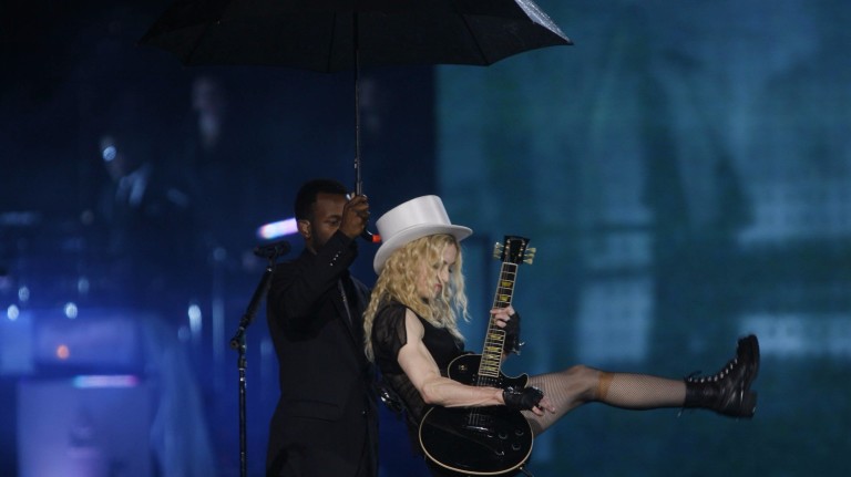 Madonna canta sob chuva durante show da turnê "Sticky & Sweet", no estádio do Maracanã, no Rio de Janeiro (RJ).