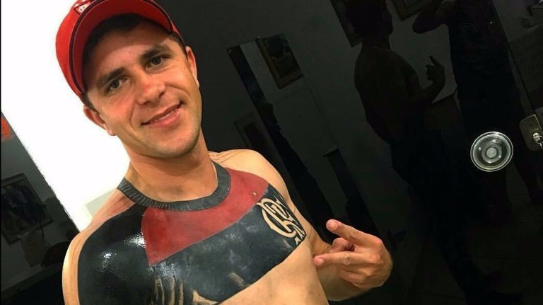 José Maurício dos Anjos é flamenguista fanático e está tatuando camiseta do time desde de abril deste ano