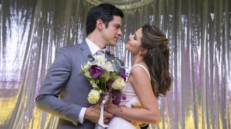 O casamento de Eric (Matheus Solano) e Luiza (Camila Queiroz) se aproxima 