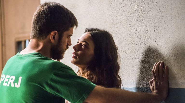 Zeca (Marco Pigossi) e Ritinha (Isis Valverde) em "A força do Querer"