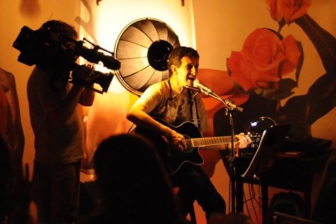 O músico Jorge Vargas em apresentação no bar eStônia