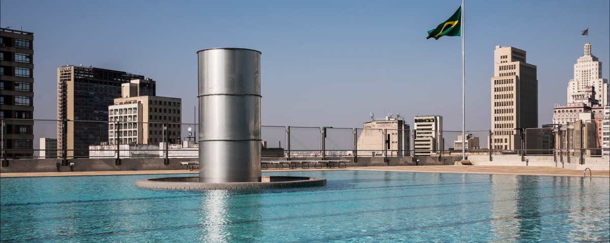 Especial. SESC 24 de Maio. Vista da piscina no terraco do ultimo andar do nova unidade do SESC localizado no centro de Sao Paulo