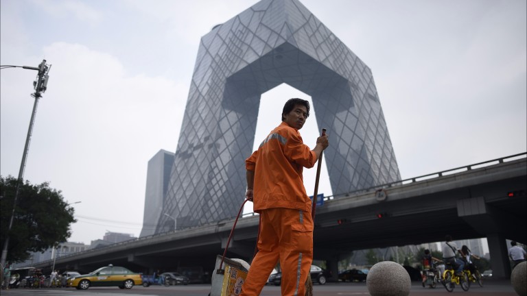 Ao fundo, a sede futurista da televisão estatal CCTV em Pequim