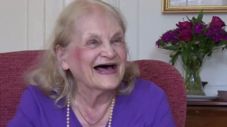 Britânica de 90 anos diz que aposentadoria a levou a estudar