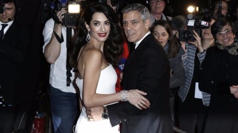 A advogada Amal Clooney e o ator George Clooney em um evento em Paris