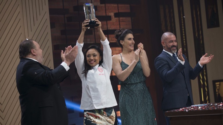 Os jurados do 'MasterChef' e Michele Crispim, a vencedora da quarta temporada 