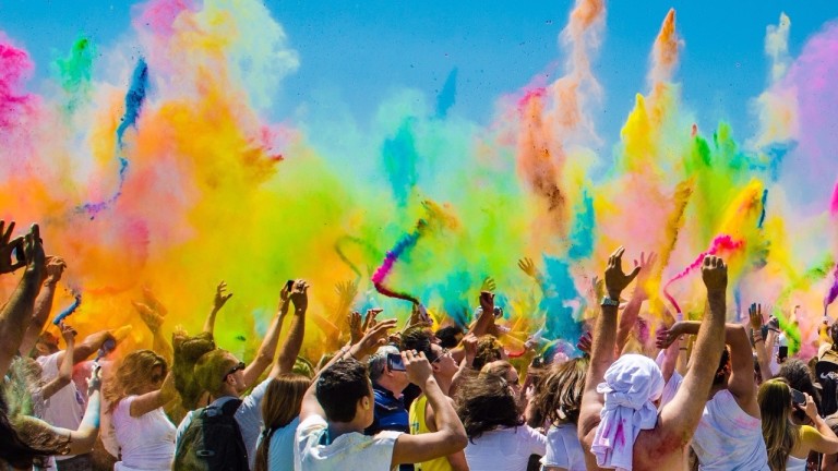 O festival das cores acontece anualmente na Índia para celebrar a chegada da primavera. No brasil, os organizadores buscam manter os valores e tradições do evento